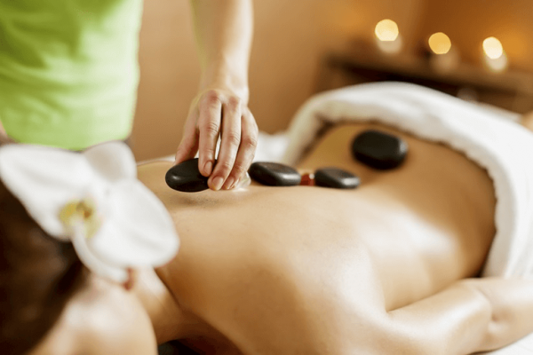 Massage trị liệu phổ biến - Massage đá nóng (Nguồn ảnh: Google image)